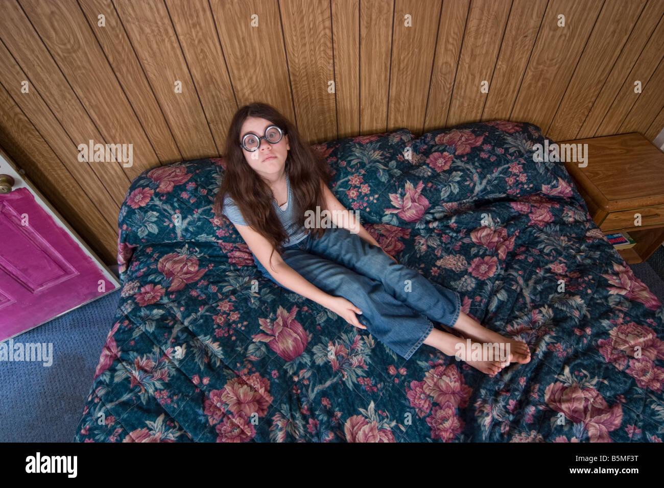 Preteen girl looking motel room fotografías e imágenes de alta resolución -  Alamy