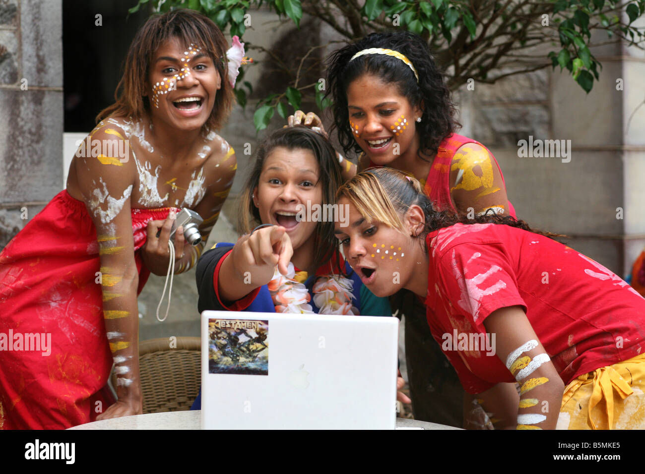 Indígenas Australianos niñas juegan con una cámara de ordenador Foto de stock