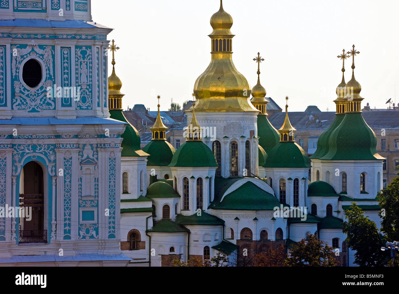 El techo verde y dorado de las cúpulas de la Catedral de Santa Sofía, Kiev, Kiev, Ucrania, Europa oriental Foto de stock
