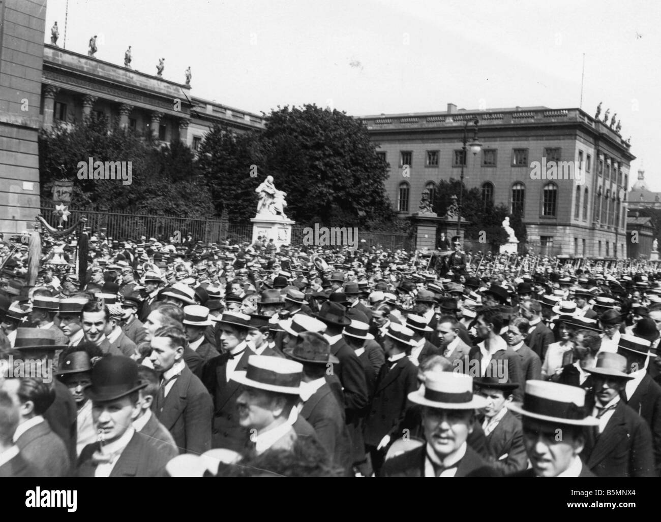8 1914 8 1 A3 Movilización 1914 Berlín Unter d Linden Berlin el 1 de agosto de 1914 1 Guerra Mundial la movilización de una multitud observa la evolución Foto de stock