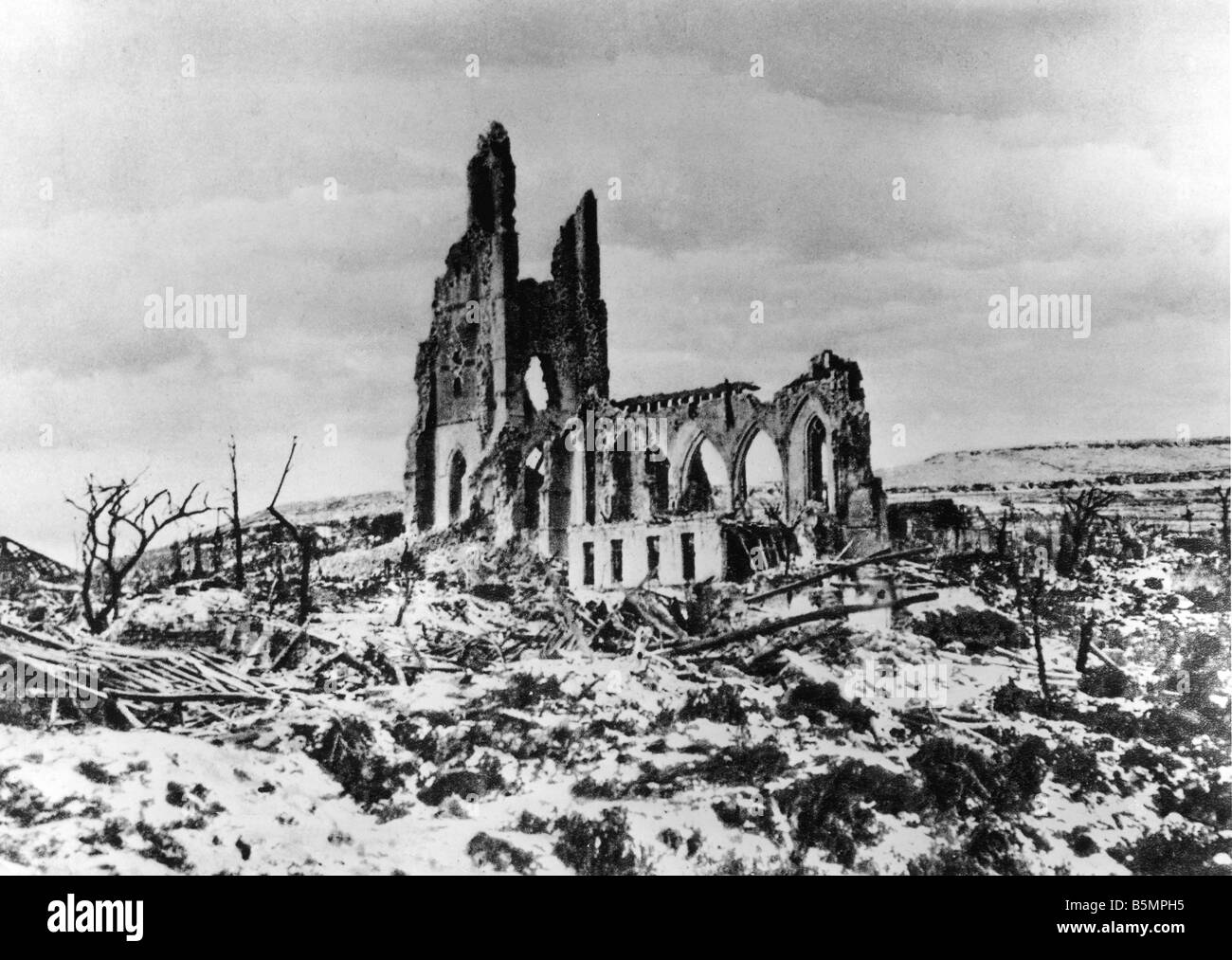 9 1915 9 22 A1 e Iglesia en ruinas de Ablain St Nazaire 1915 WWI 1914 18 frente occidental de agosto de la campaña en el champán el 22 de septiembre de Foto de stock