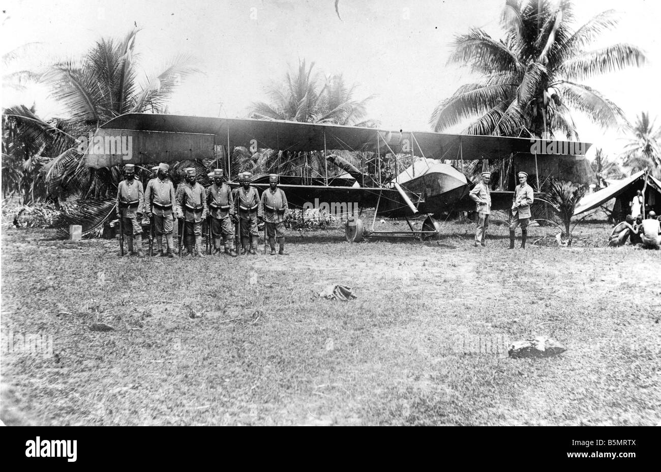 9AF 1914 0 0 A5 1 Askaris por avión Ger África Oriental Guerra Mundial 1 guerra en las colonias de África Oriental Alemana ahora Tanzania aux nativo Foto de stock
