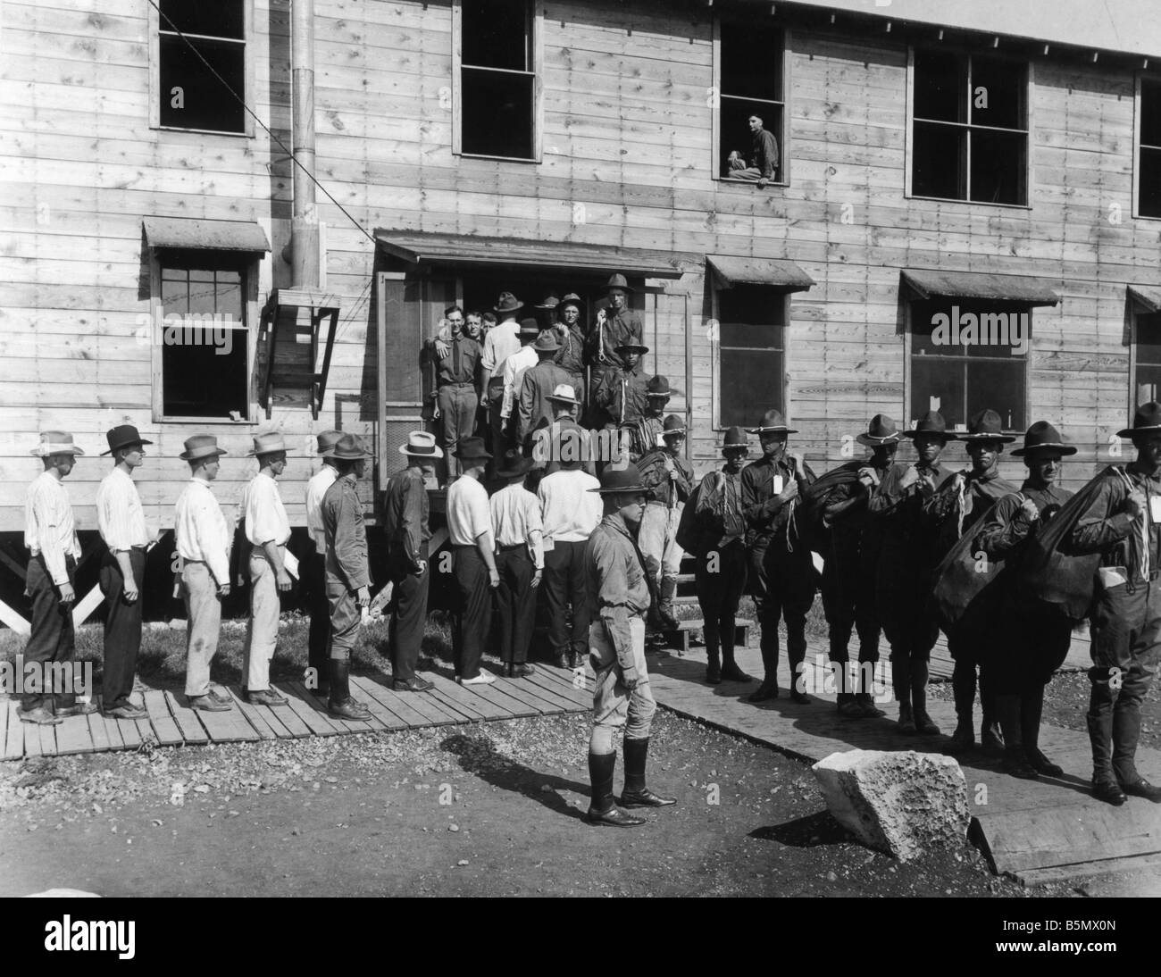 9US 1917 0 0 A2 Entrada de guerra la conscripción 1917 Guerra Mundial 1 entrada de Guerra de los Estados Unidos 1917 Declaración de guerra a Alemania el 6 4 1917 hombres Foto de stock