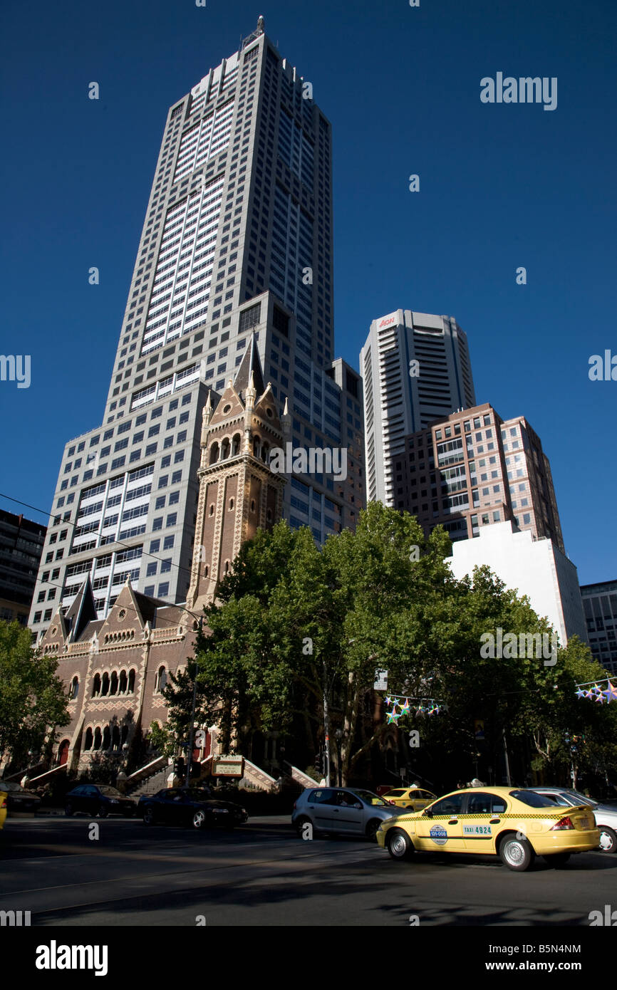 Iglesia de San Miguel y el skyline de Melbourne Melbourne Australia Foto de stock
