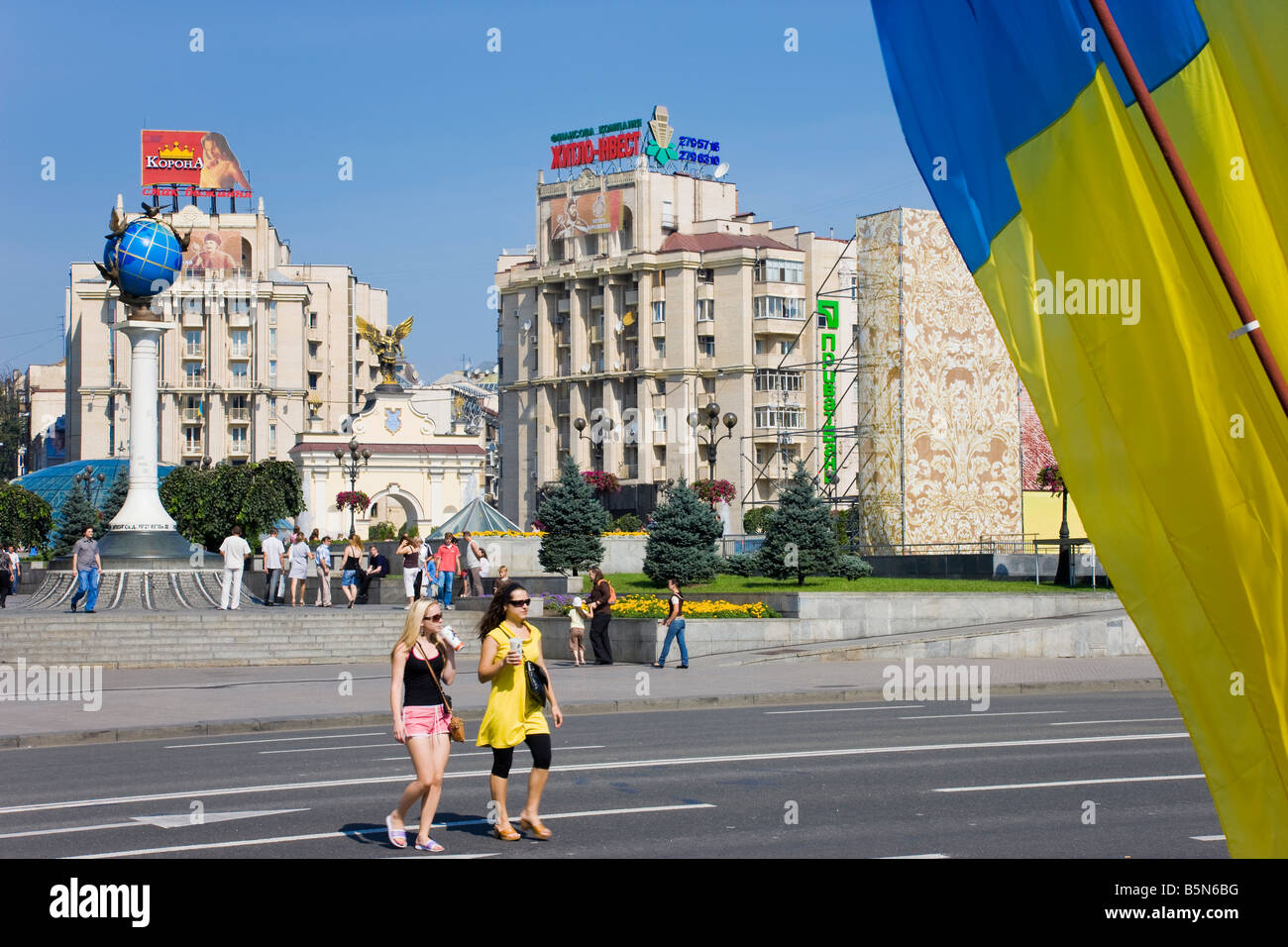 Día de la independencia nacional de Ucrania, banderas ondeando en Maidan Nezalezhnosti, La Plaza de la independencia, Kiev, Ucrania Foto de stock