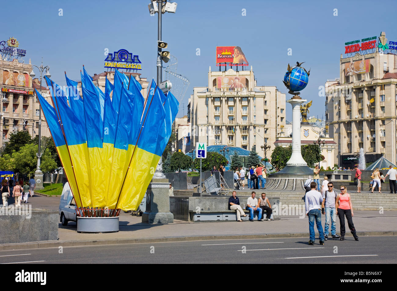 Día de la independencia nacional de Ucrania, banderas ondeando en Maidan Nezalezhnosti (Plaza de la Independencia), Kiev, Ucrania Foto de stock