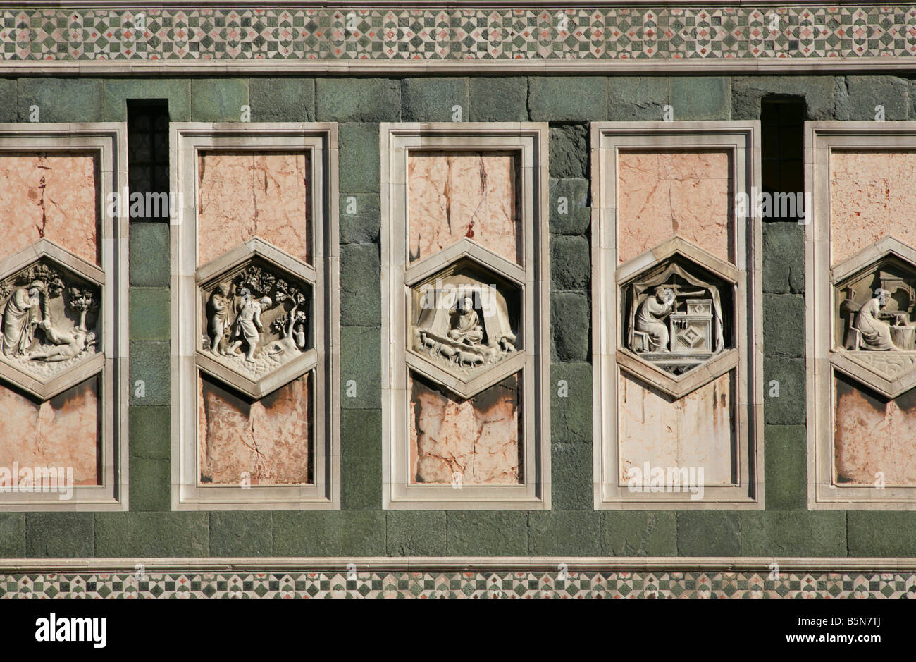 Detalle de los paneles de bajo relieve en las paredes del Baptisterio de Florencia. Foto de stock