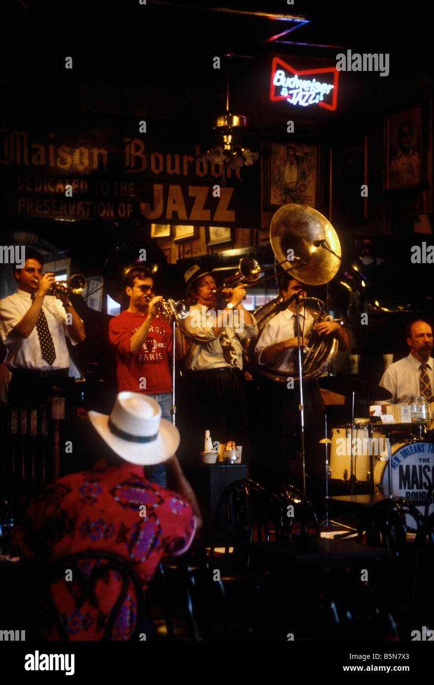 Banda de Jazz tradicional en Mason Bourbon Bourbon Street bar New Orleans USA Foto de stock