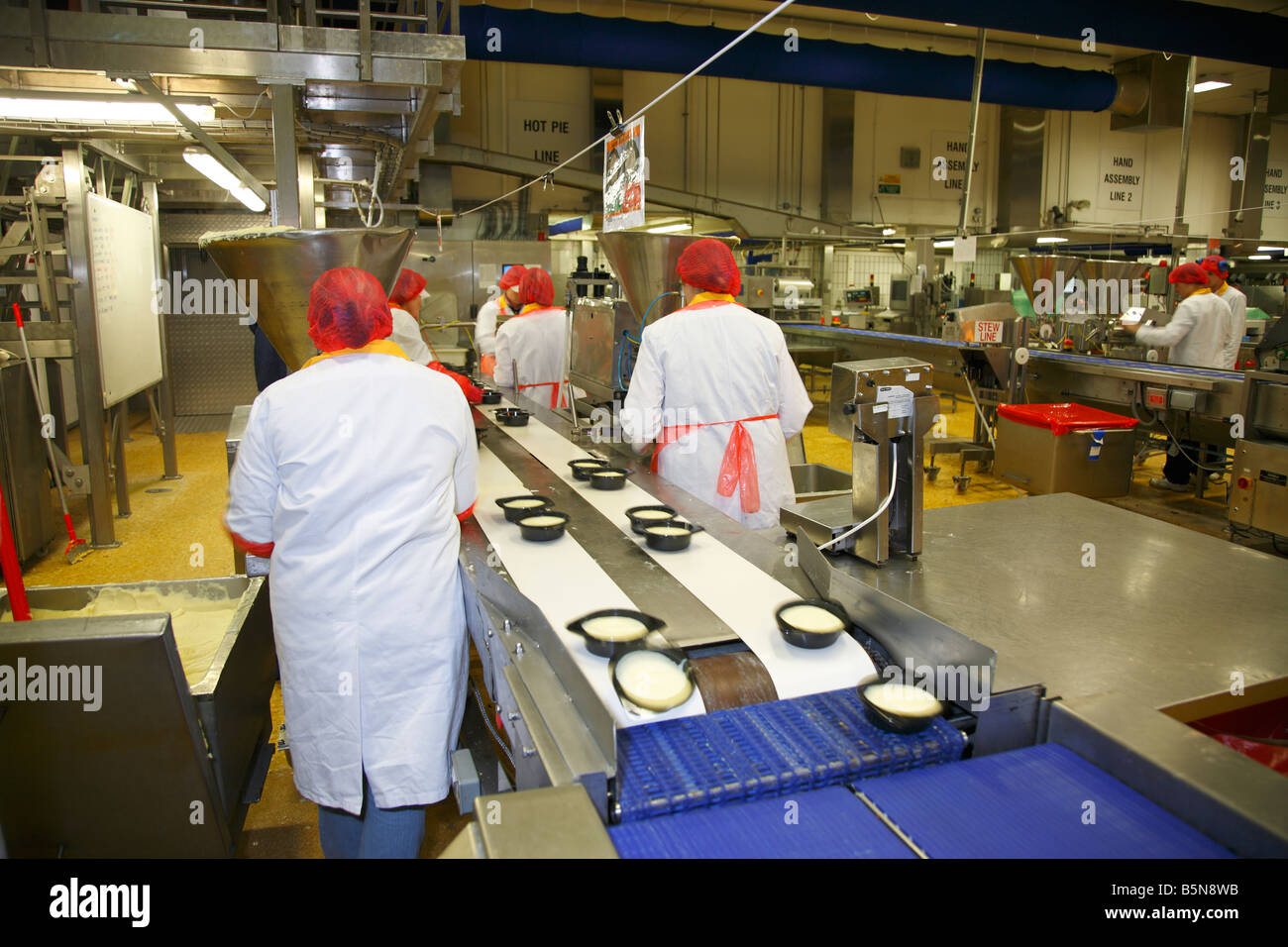 Los trabajadores de la línea de producción de alimentos congelados.  Inglaterra, Reino Unido Fotografía de stock - Alamy