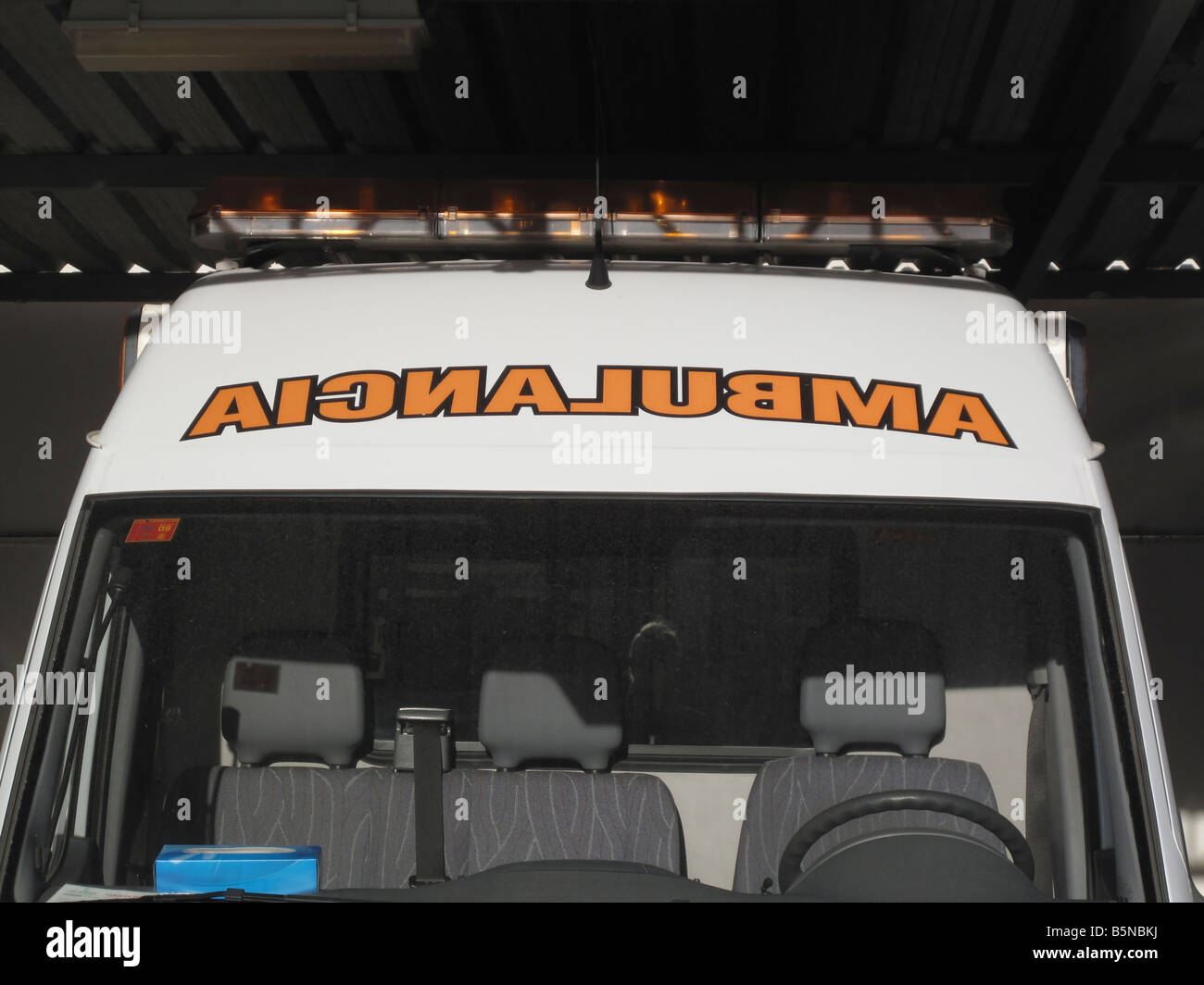 Palabra española para ambulancia escrito al revés en el vehículo de manera  que los conductores por delante puede reconocer palabras en sus espejos de  visión trasera Fotografía de stock - Alamy