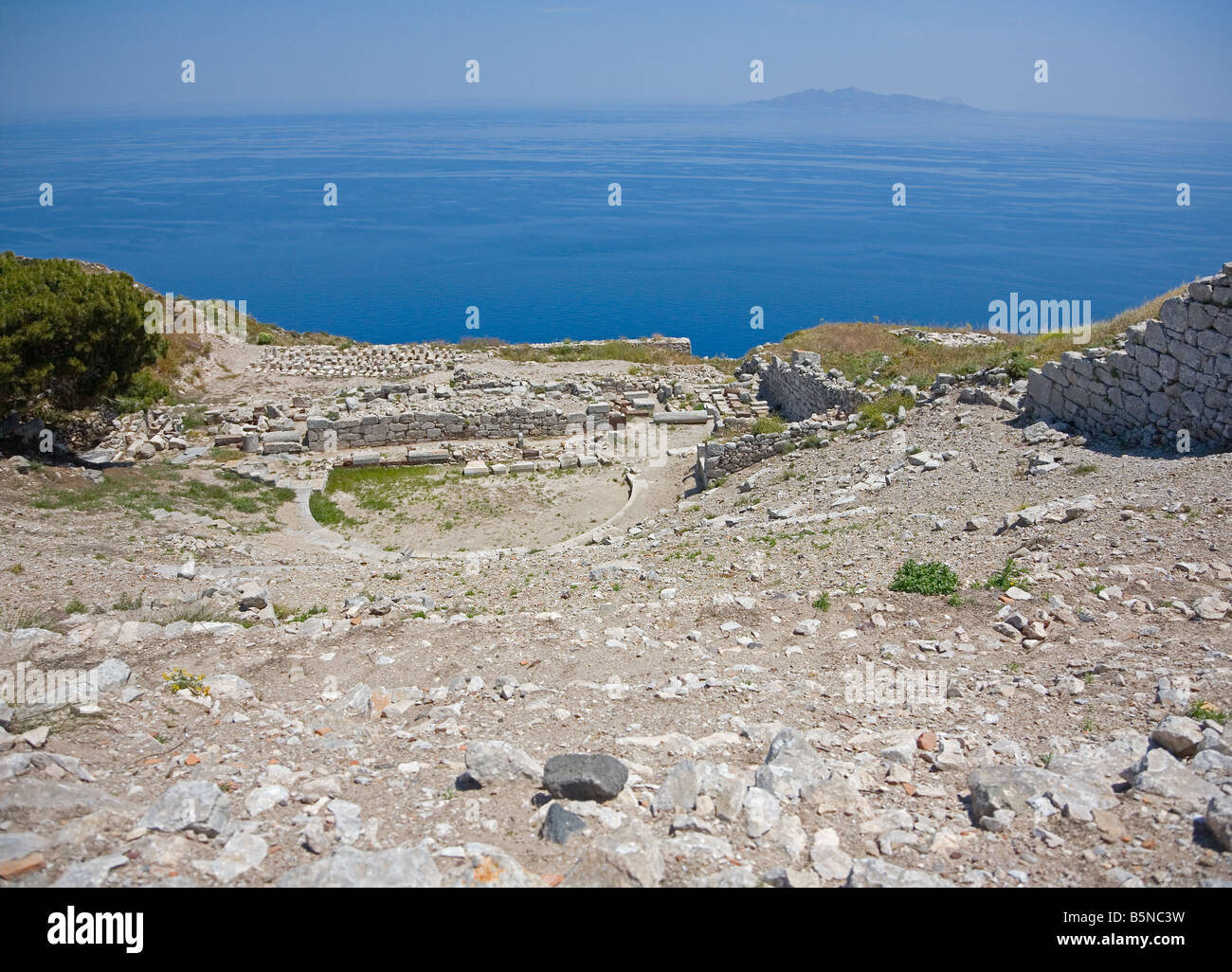 Antiguo teatro griego en la antigua ciudad de Thira, Santorini Island Foto de stock