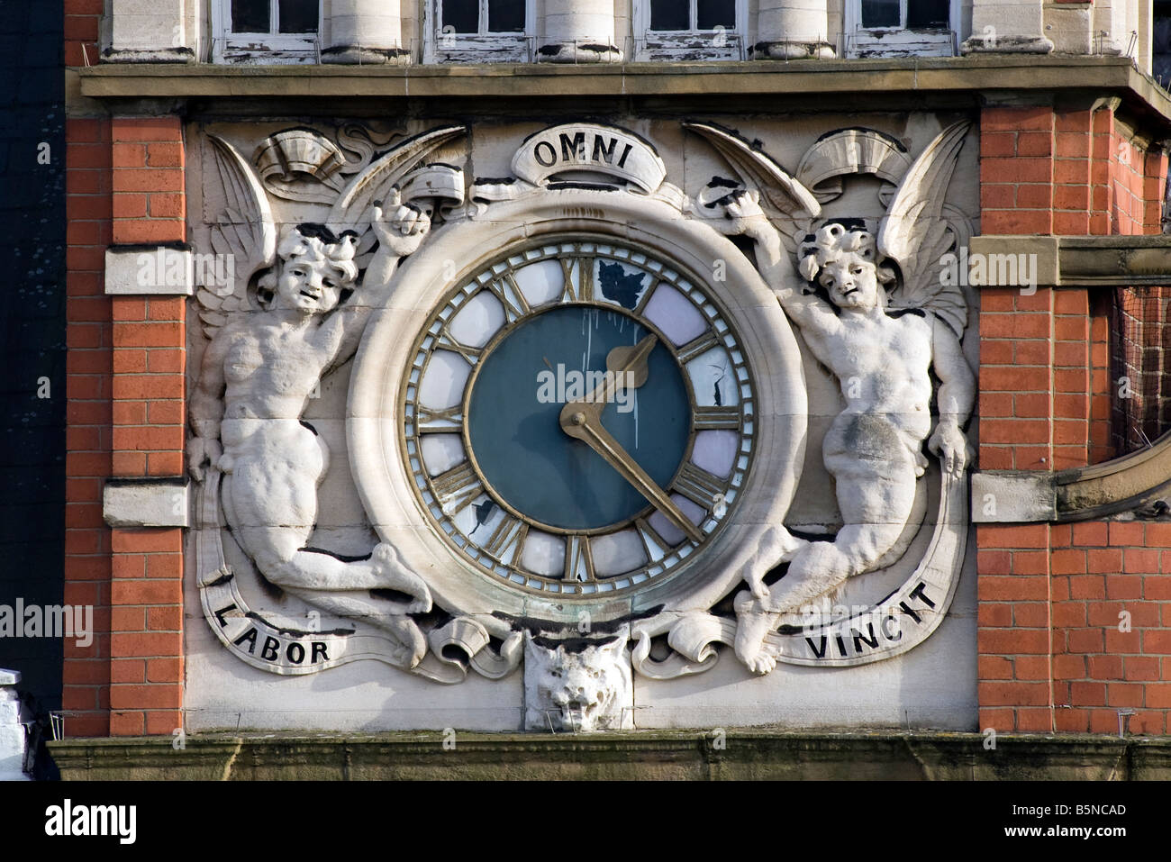 Antiguo reloj de estilo victoriano en la azotea de un edificio en 'Sepulchre Gate' en Doncaster, Inglaterra, "Gran Bretaña" Foto de stock