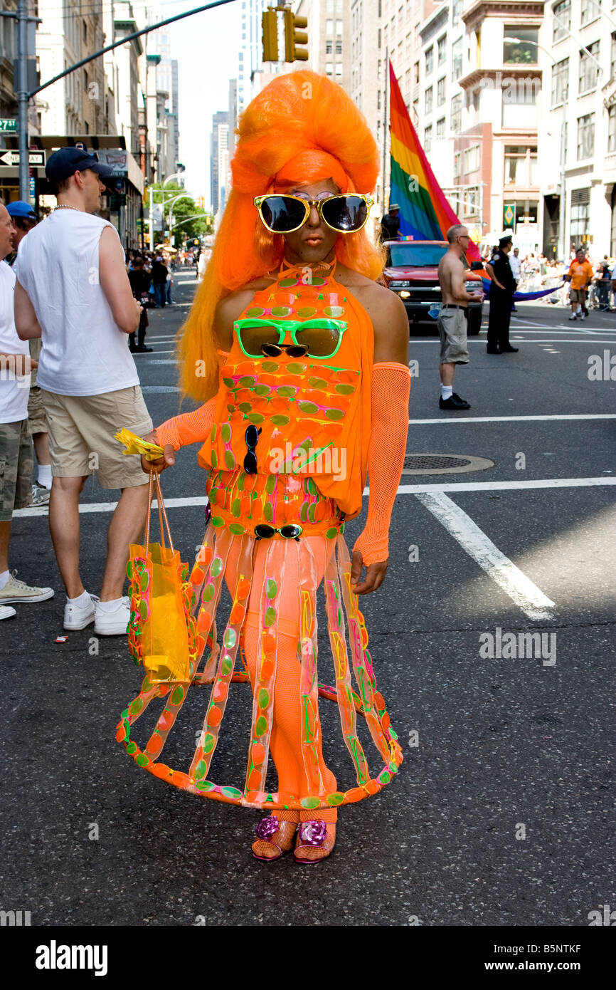 El hombre vestido con traje de color naranja en el Desfile del Orgullo Gay  en la Ciudad de Nueva York Fotografía de stock - Alamy