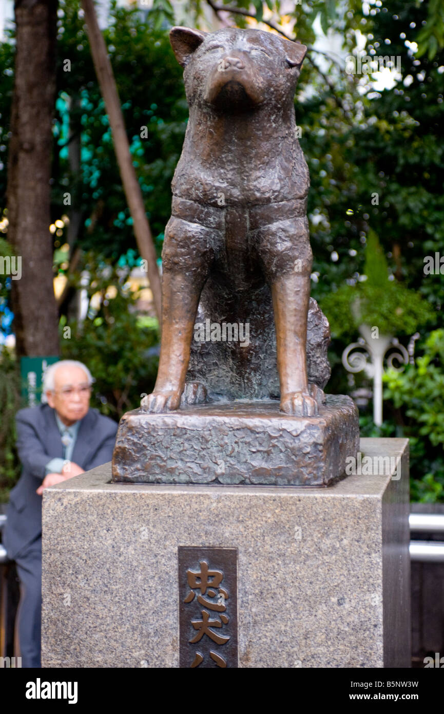 Estatua de Hachiko el perro Akita en la estación de Shibuya, Tokio, Japón Fotografía de stock Estatua de Hachiko el perro Akita en la estación de Shibuya, Tokio, Japón Fotografía de stock