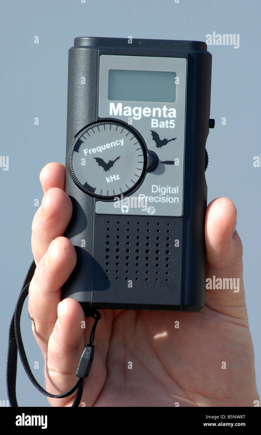 Magenta BAT5 y BAT electrónicos portátiles sensor de detección de  localización Fotografía de stock - Alamy