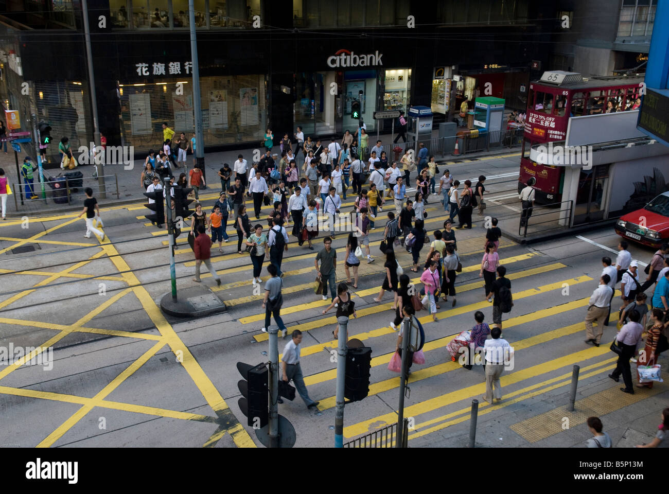 Des Voeux road en el centro de Hong Kong. Foto de stock