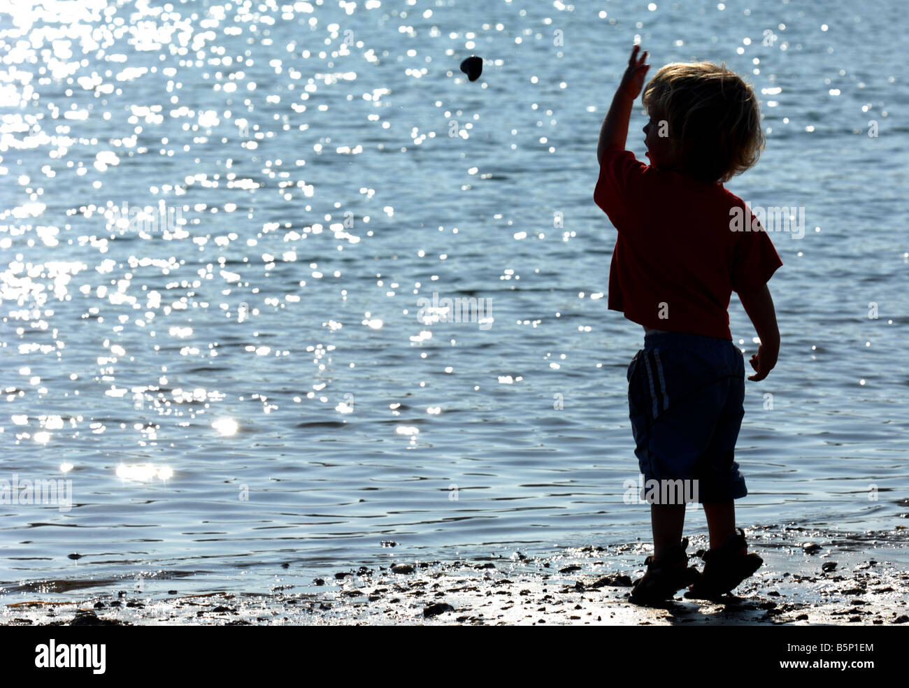 Chico tirando una piedra fotografías e imágenes de alta resolución Alamy Chico tirando una piedra fotografías e imágenes de alta resolución Alamy