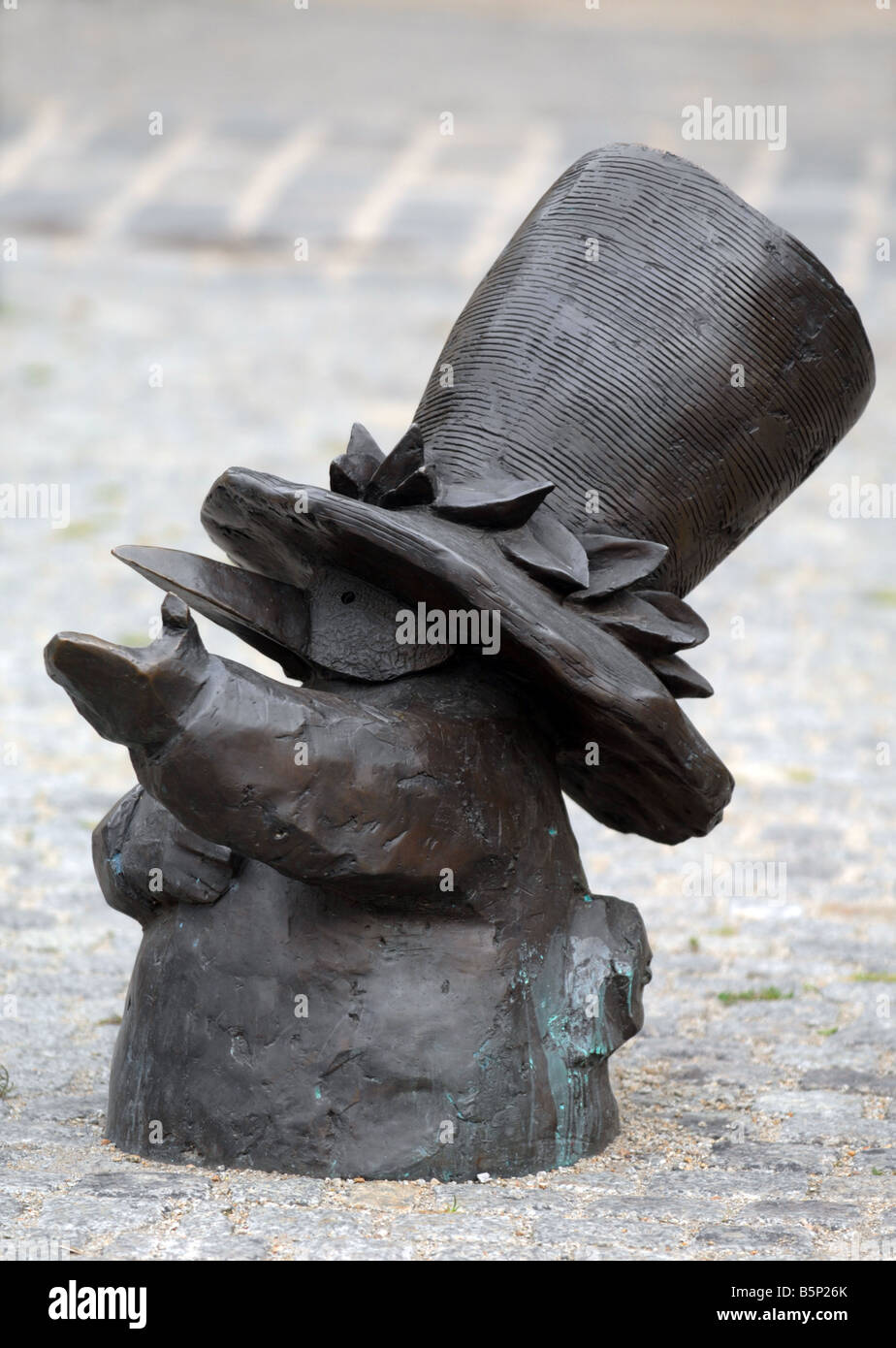 Una de las muchas estatuas de gnome alrededor de la ciudad de Wroclaw, Polonia Foto de stock