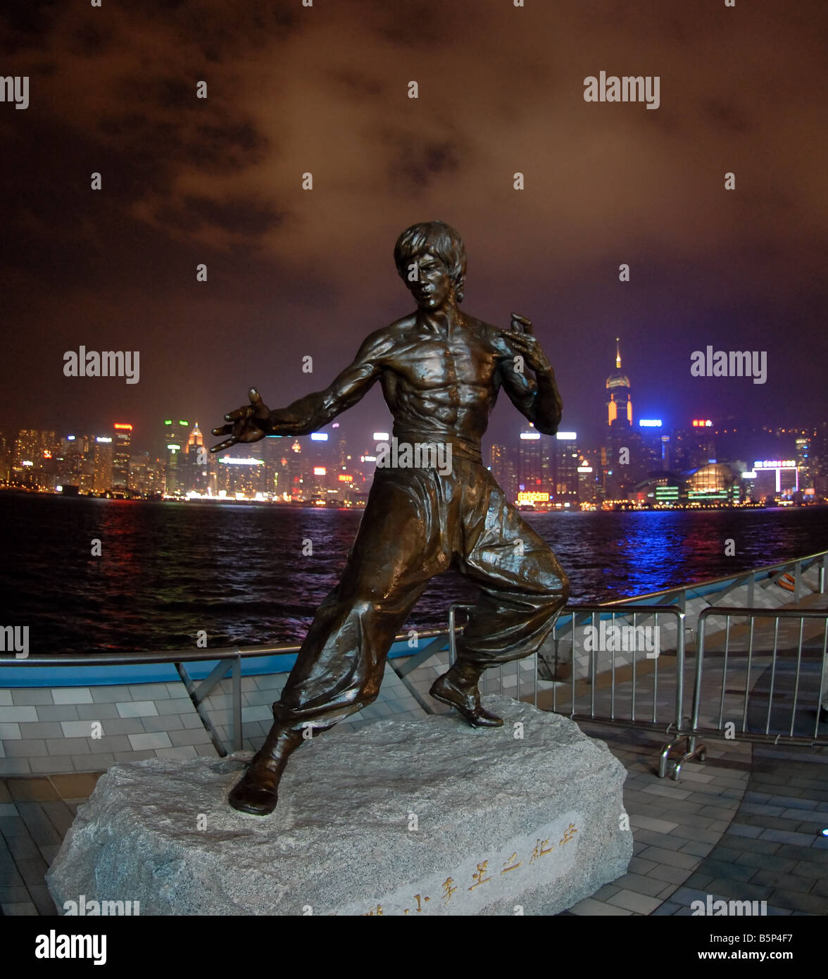 China, Hong Kong, Kowloon, Tsim Sha Tsui, la Avenida de las estrellas,Estatua de Bruce Lee Foto de stock