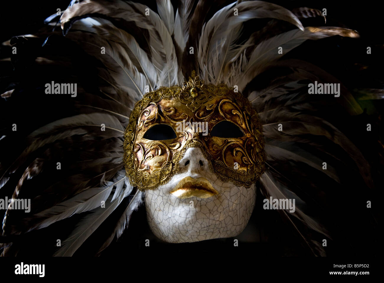 Máscara veneciana para máscara bola negra con detalles de oro y plumas  Venecia Veneto Italia Europa Venzia UE Fotografía de stock - Alamy