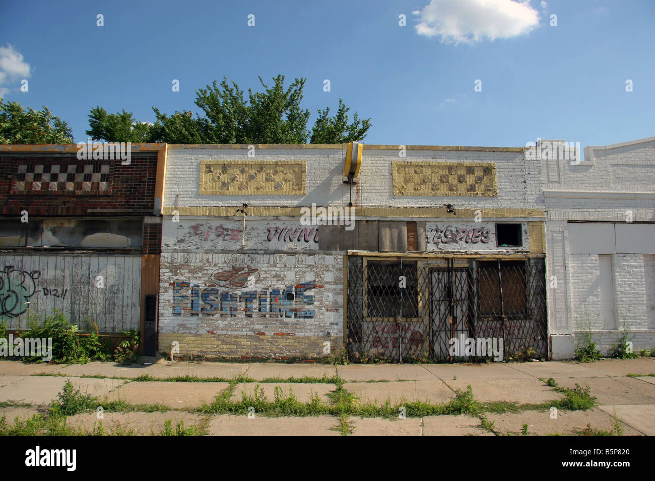 Antiguos almacenes y negocios ruinosos en Detroit, Michigan USA Foto de stock