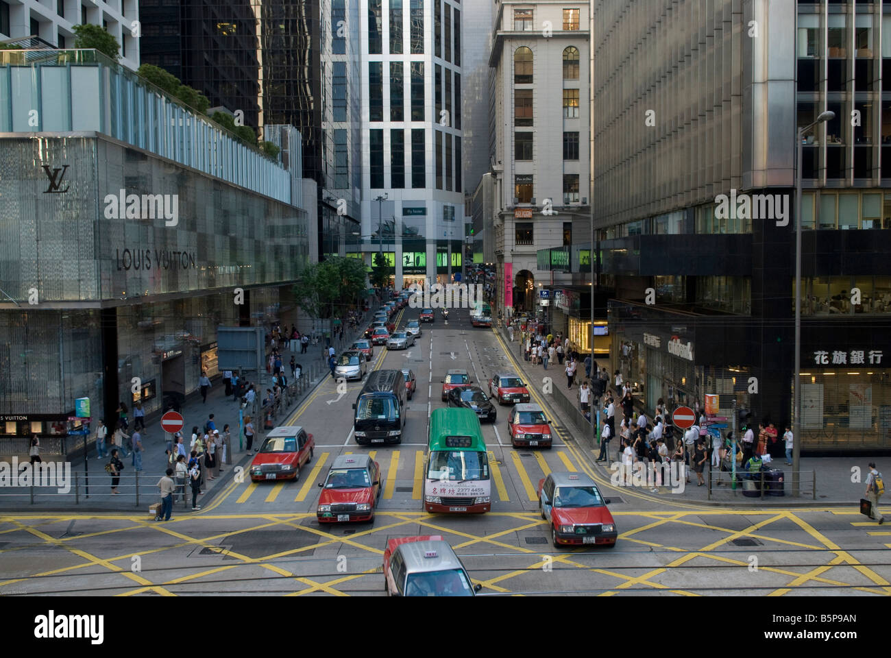 Cruce de Pedder street en Des Voeux road en el centro de Hong Kong. Foto de stock