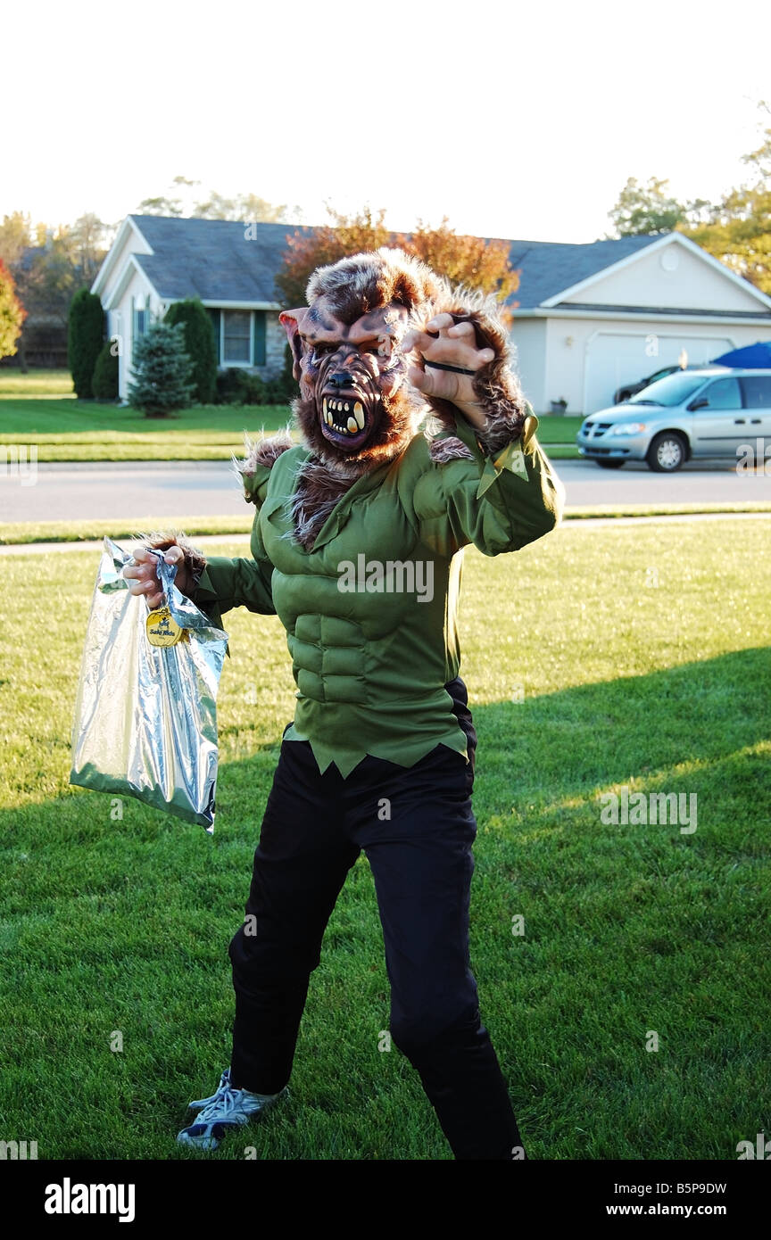 Hombre lobo disfraz fotografías e imágenes de alta resolución - Alamy