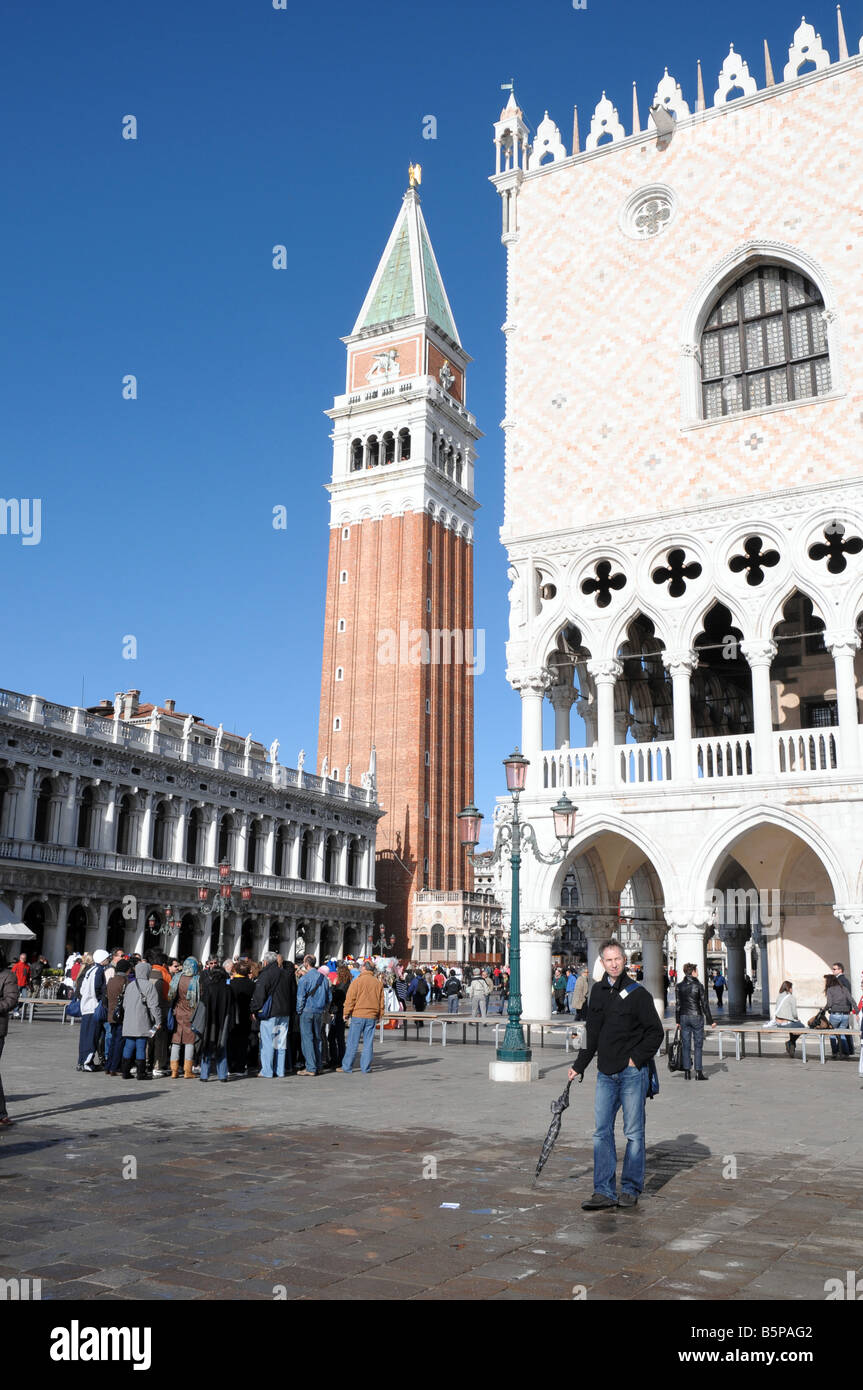 Piazetta de San Marcos, la Plaza de San Marcos, en Venecia. La Biblioteca Marciana, el Campanile y el Palacio de los Doges. Foto de stock