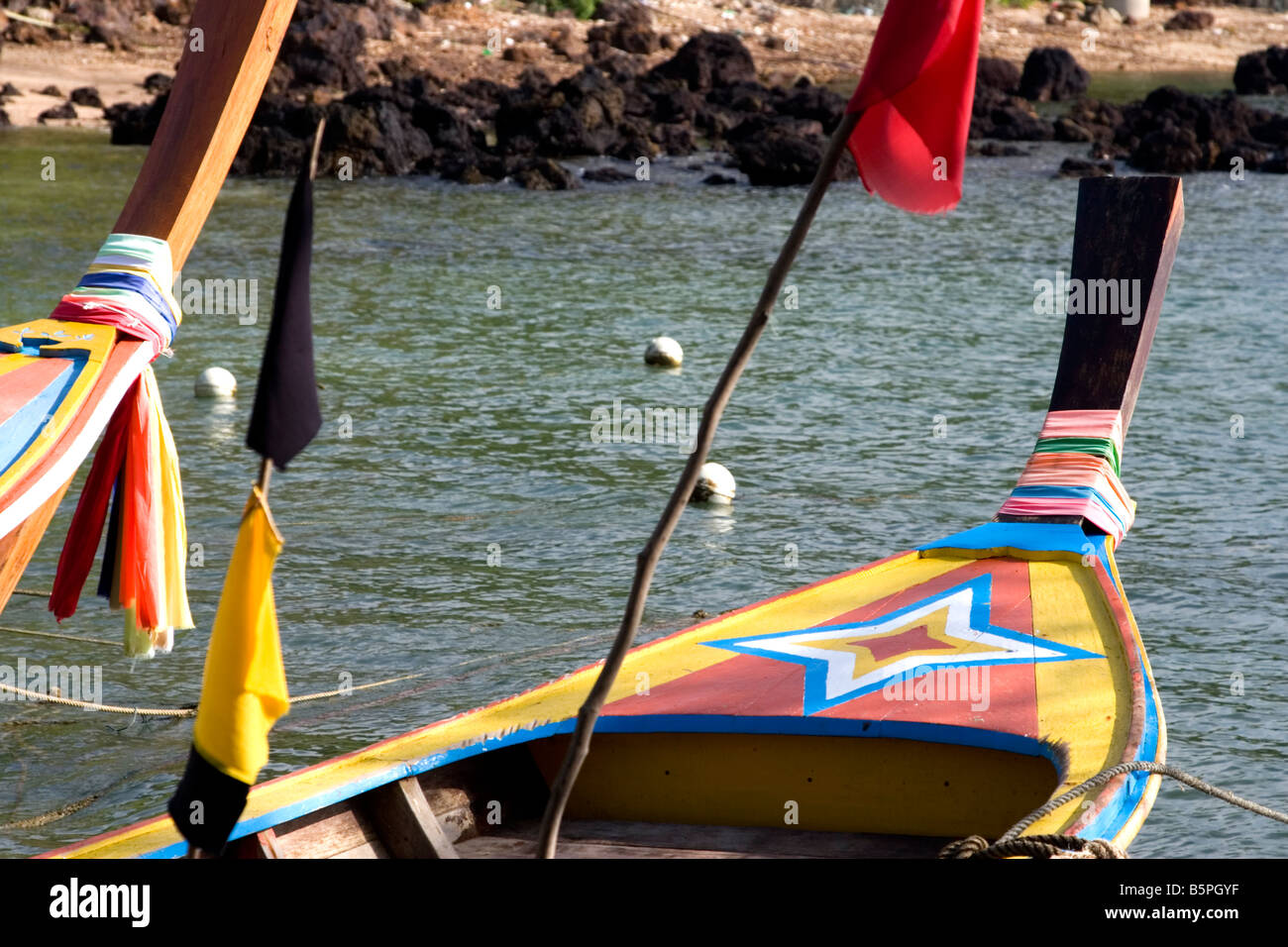 Diseños geométricos y banderines en los barcos de los gitanos del mar