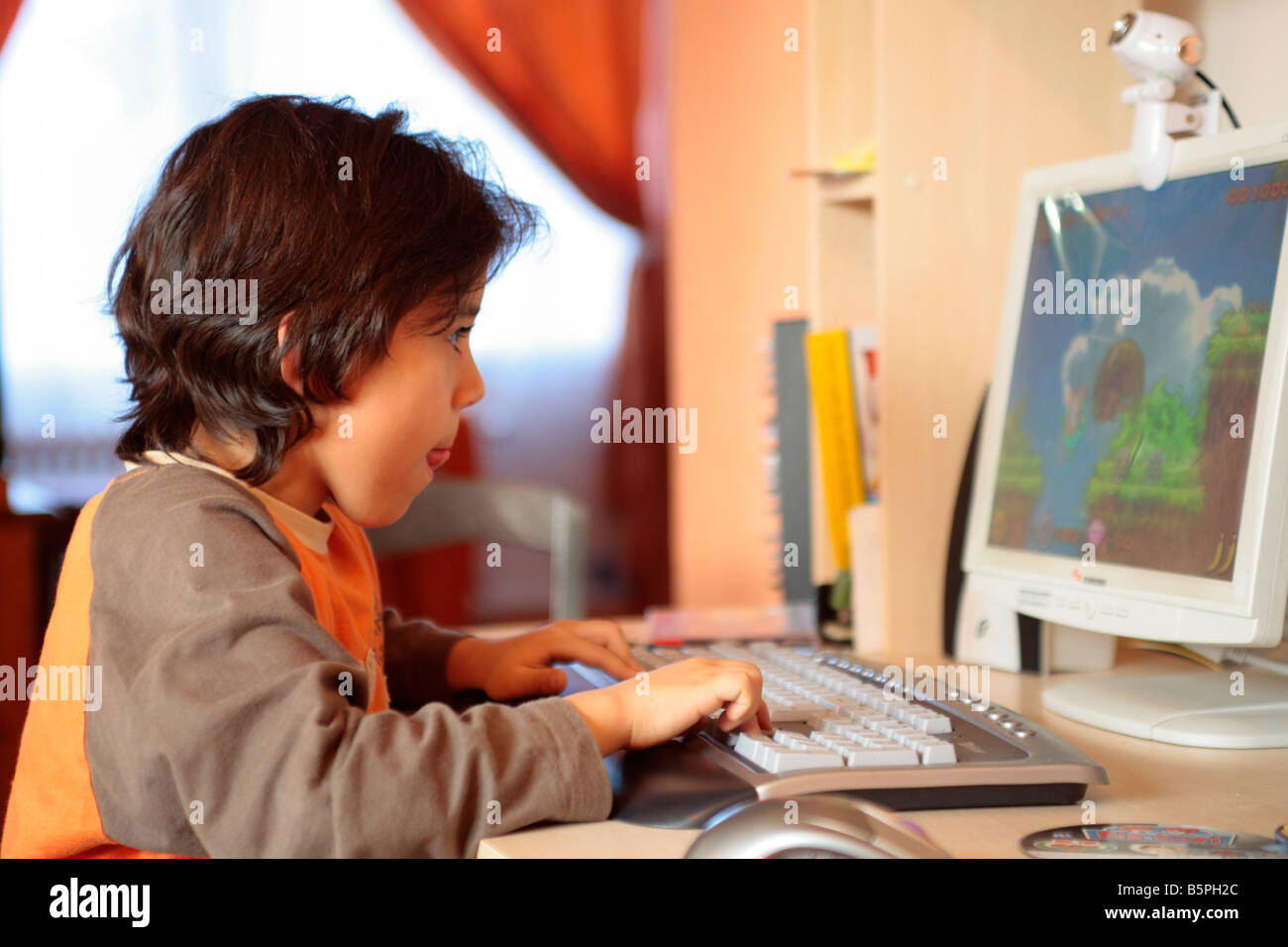 Retrato de un joven jugando a juegos de ordenador noviolenta Foto de stock
