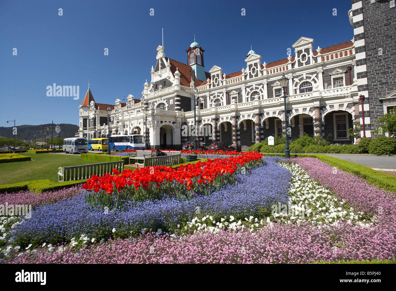 Las flores de la primavera y la histórica Estación de Tren Dunedin, Isla del Sur, Nueva Zelanda Foto de stock