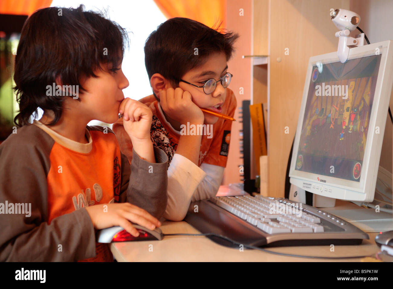 Dos niños jugando a juegos de ordenador noviolenta Foto de stock
