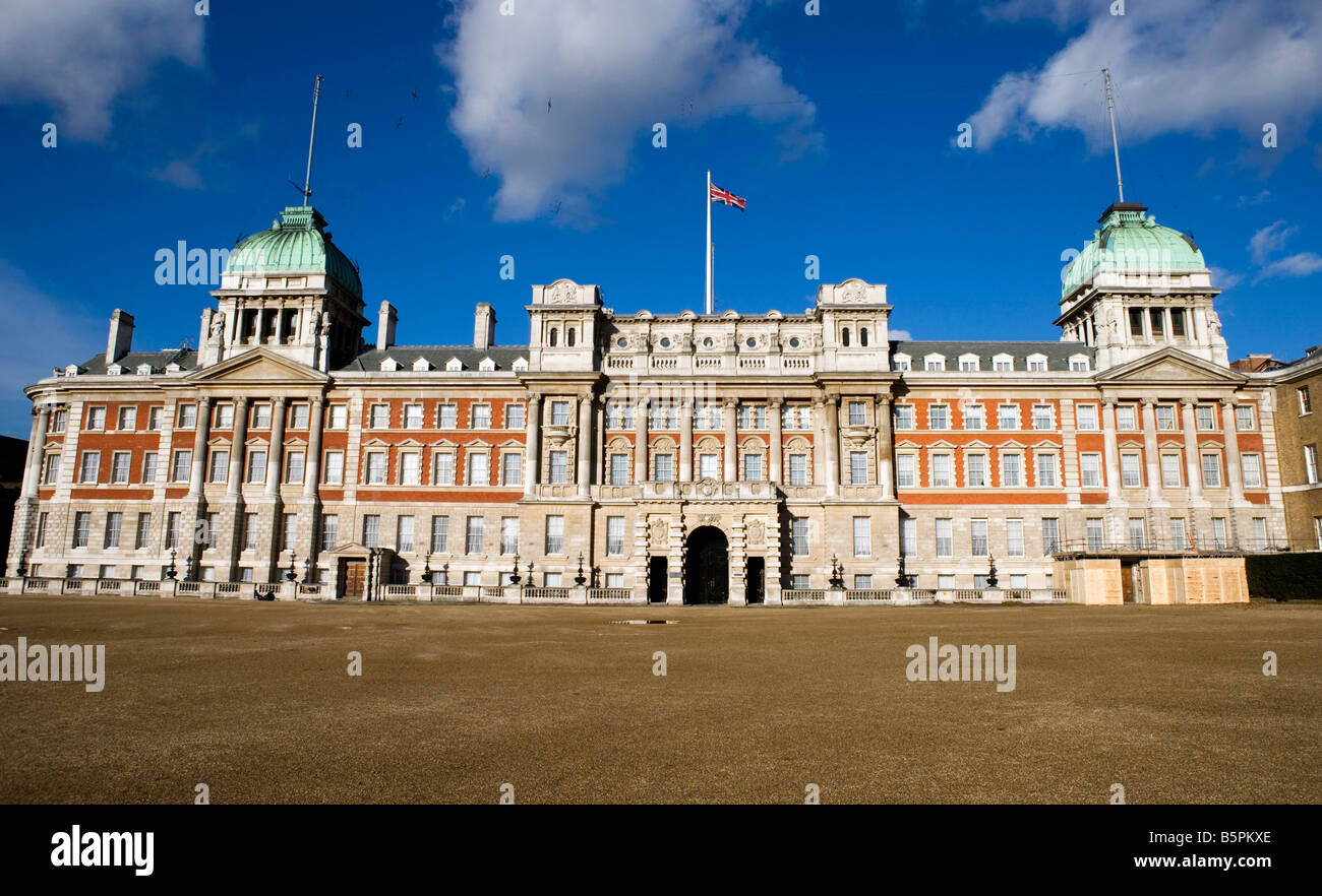 Los guardias a caballo desfile tierra Whitehall, Londres, Reino Unido. Foto de stock