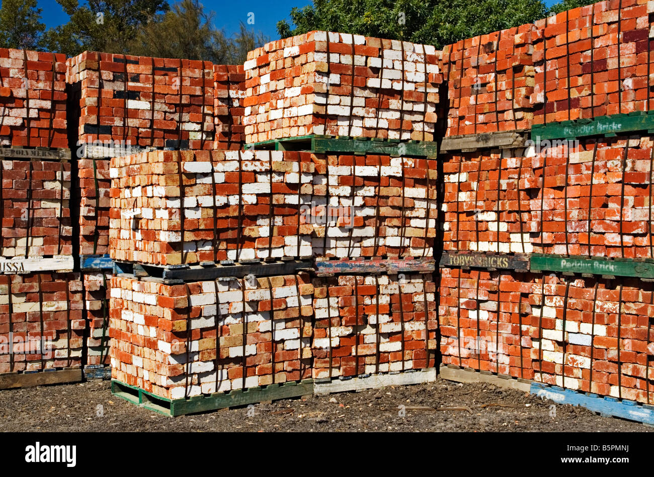Materiales de construcción / Palets apilados de ladrillos de construcción utilizado en un