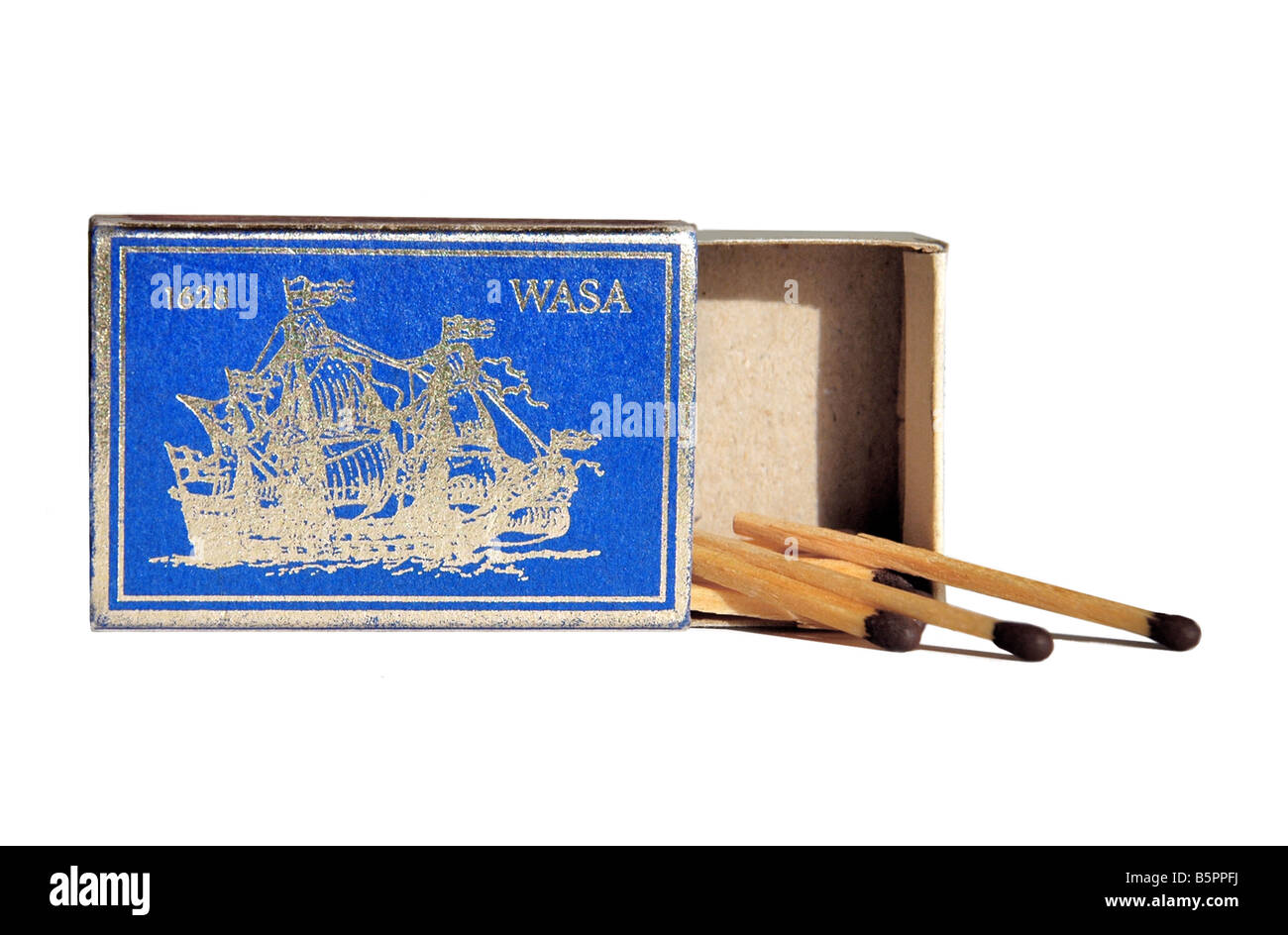 Abra una caja de fósforos representando el buque sueco Vasa, que se hundió a 1,6 km del inicio de su viaje inaugural en 1628. Foto de stock
