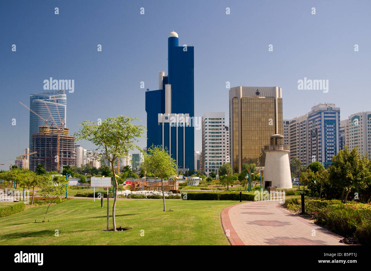 Abu Dhabi, Emiratos Árabes Unidos con rascacielos Foto de stock
