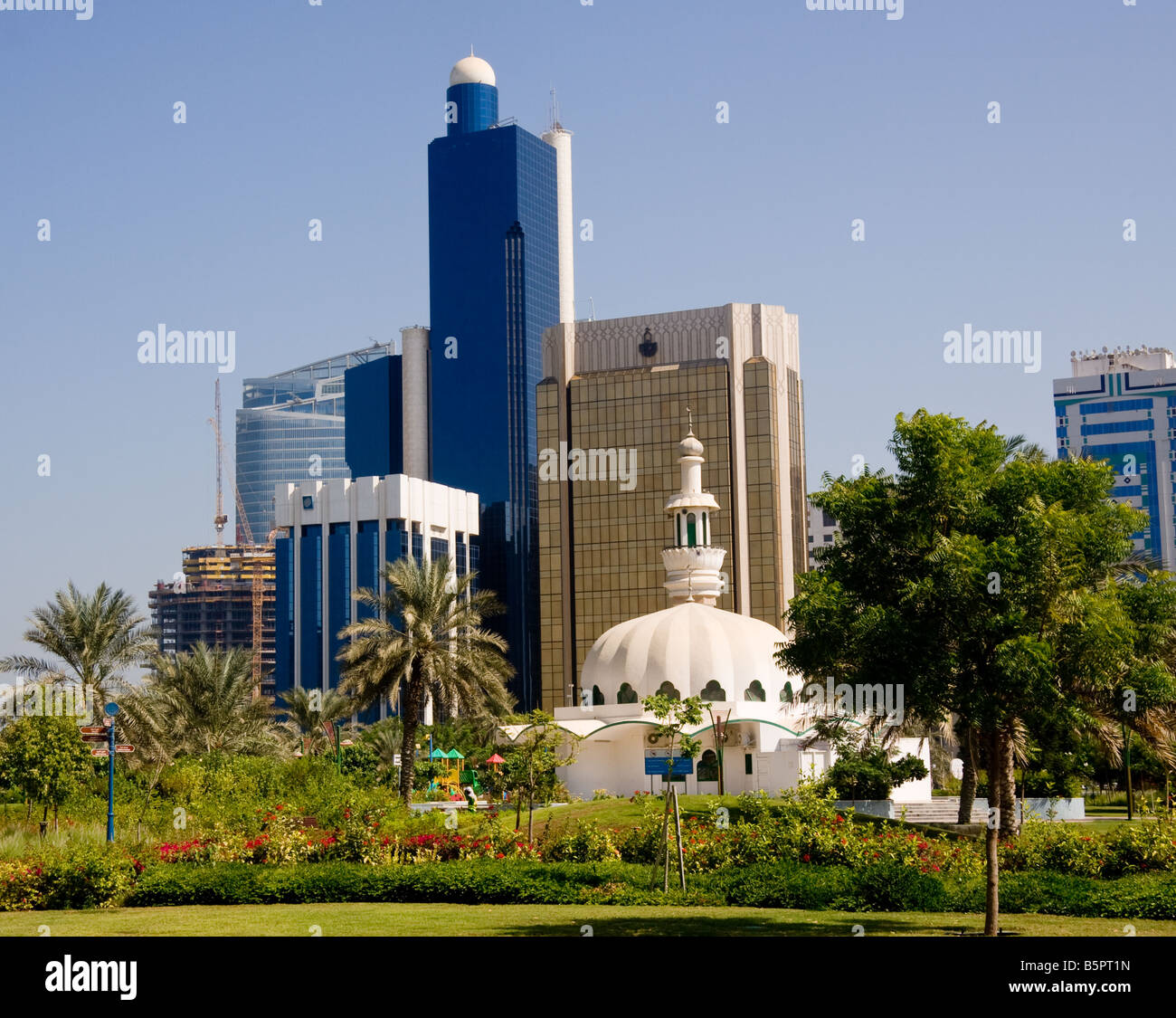 Abu Dhabi, Emiratos Árabes Unidos - bloques de oficinas Foto de stock