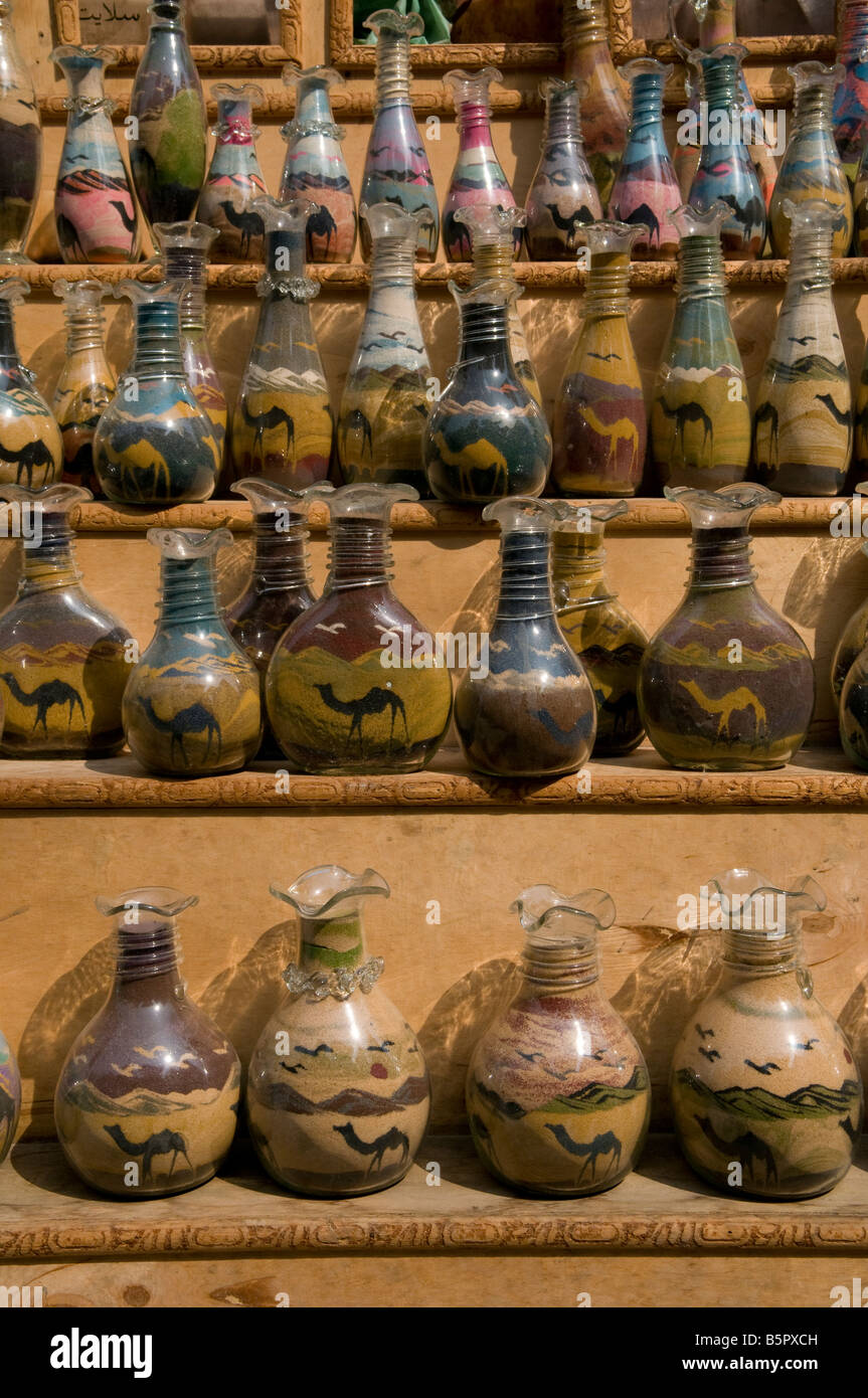 Recuerdo botellas llenas de arena del desierto en venta en Khan Al Khalili Bazaar, Egipto Foto de stock
