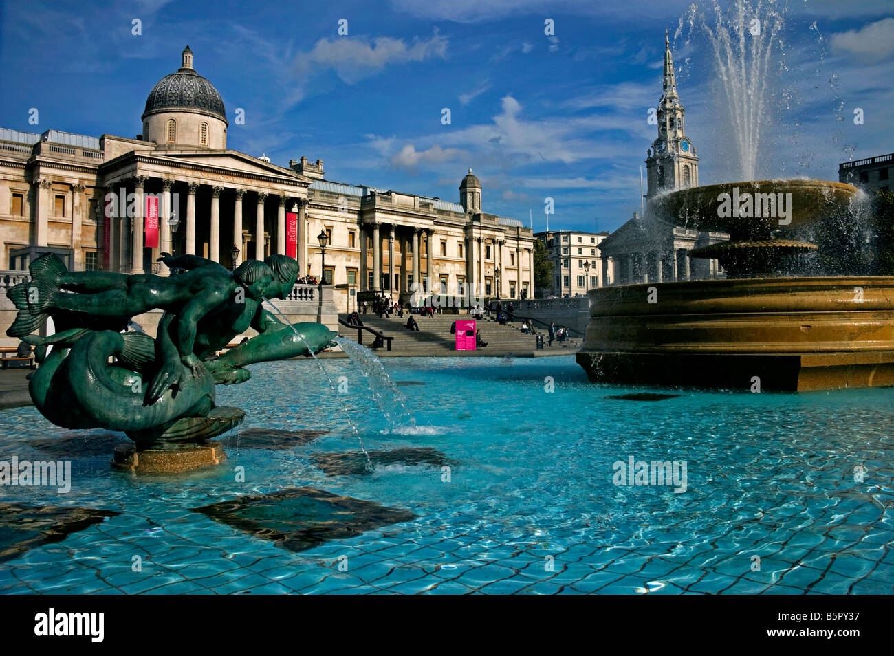 Fuentes en Trafalgar Square, Londres, Inglaterra, Reino Unido, Europa Foto de stock