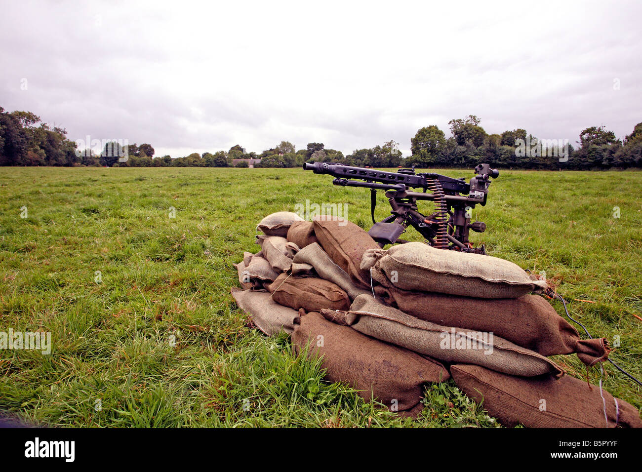 Ametralladora Alemana en el sitio de la famosa 101º Airborne (Banda de hermanos) batalla en la víspera del Día D en Brecourt Manor . Foto de stock