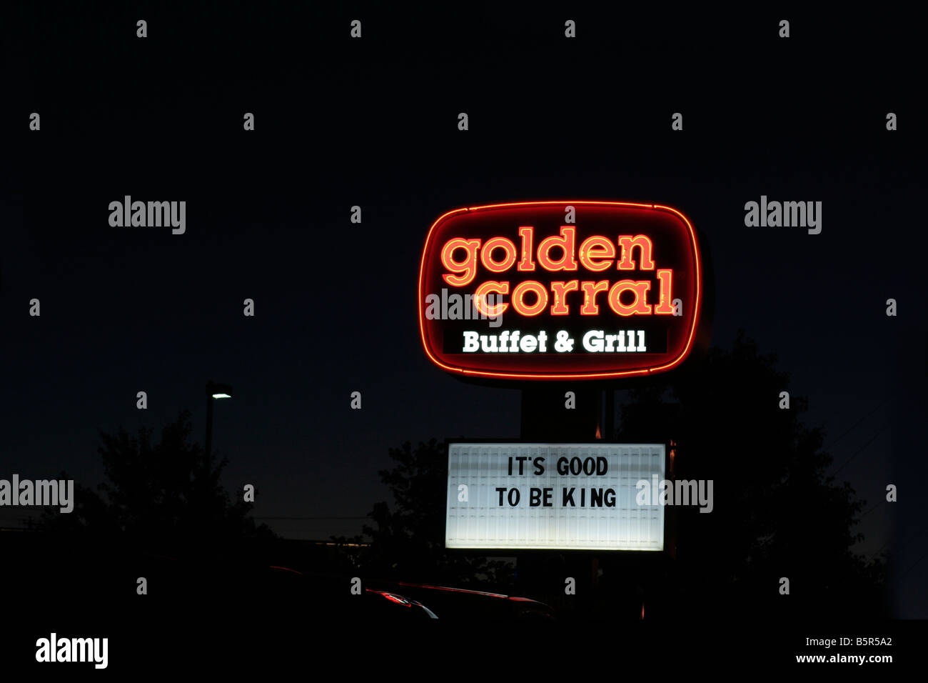 Signo De Noche Golden Corral Buffet Y Grill Branson Missouri Fotografia De Stock Alamy