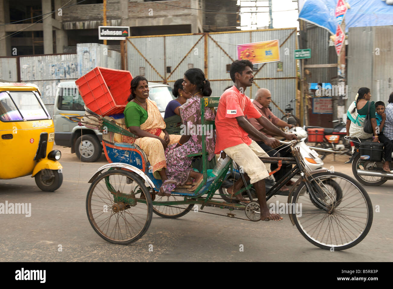 El transporte de bicicletas y pasajeros en Pondicherry, India Fotografía de  stock - Alamy