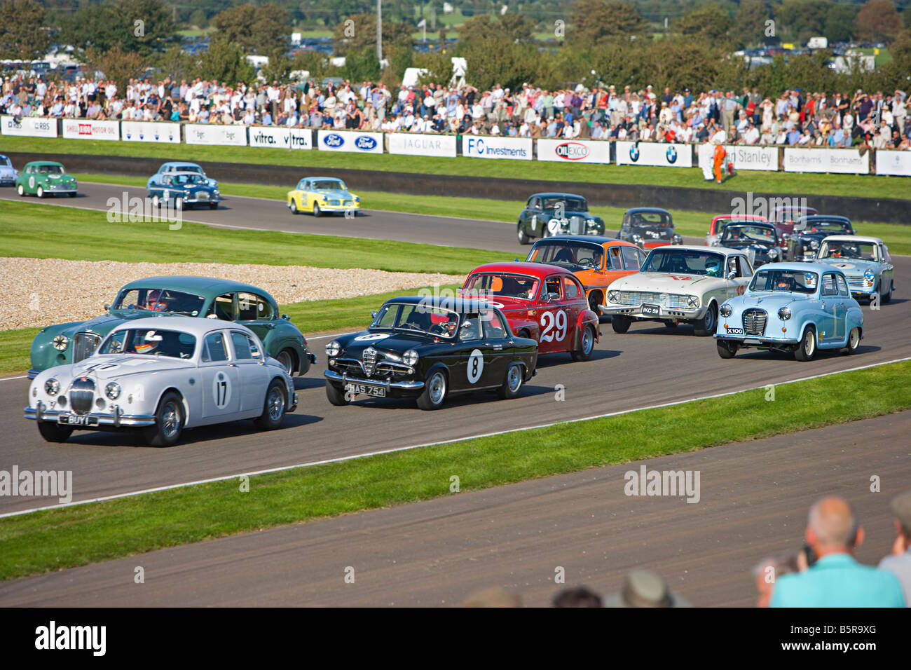 Carrera de coches clásicos en Goodwood Revival, Goodwood, West Sussex. Foto de stock