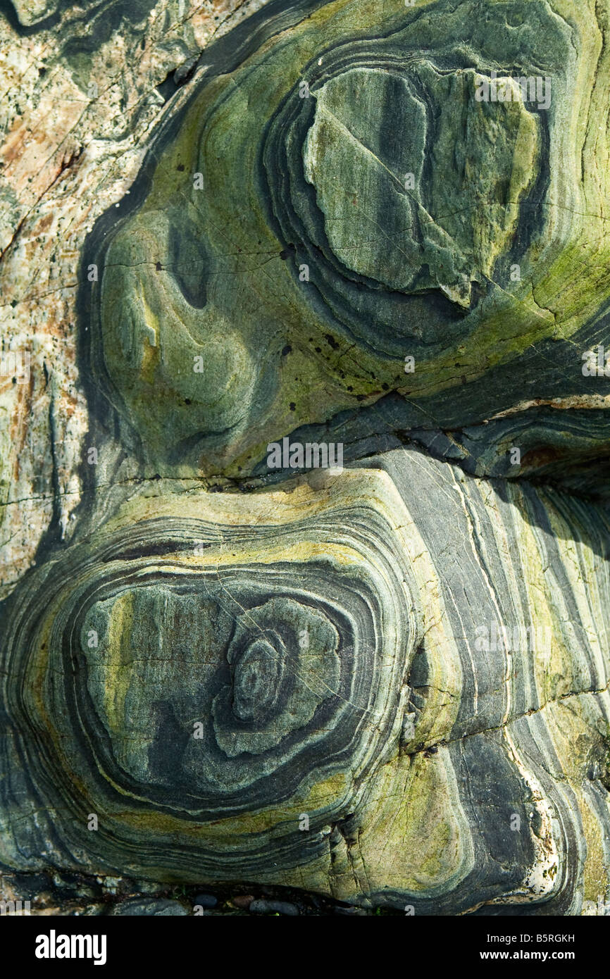 Patrones inusuales y estrías en la roca, Cornualles, en el Reino Unido. Foto de stock