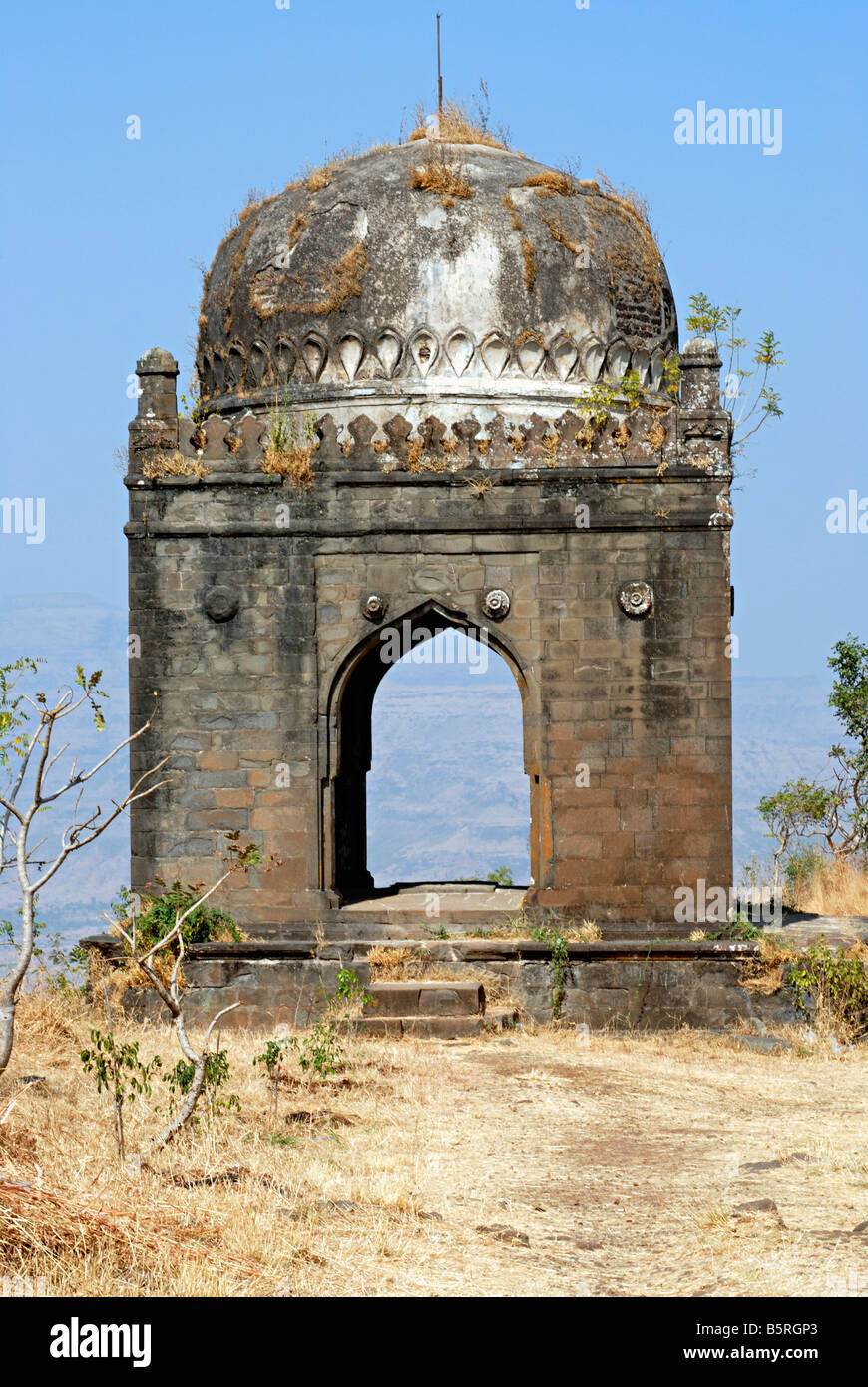 Shivneri Fort. (Junnar, Dist.Pune) antigua mezquita sobre la parte superior de la colina de Shivneri fort. Foto de stock