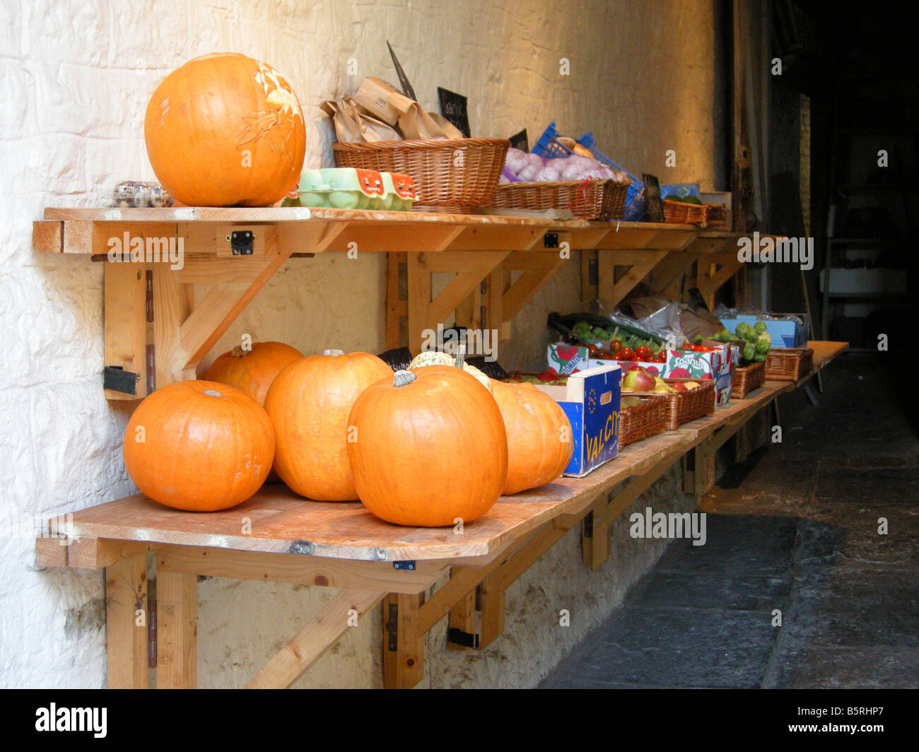 Halloween calabazas en pantalla junto con otras frutas y verduras en una tienda de ultramarinos Foto de stock