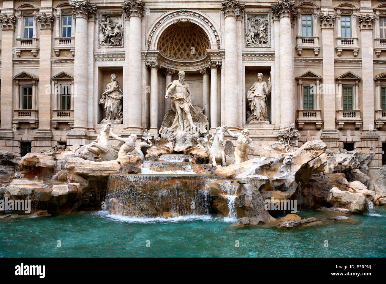 La fontana de Trevi, en la Piazza di Trevi Roma Italia Foto de stock
