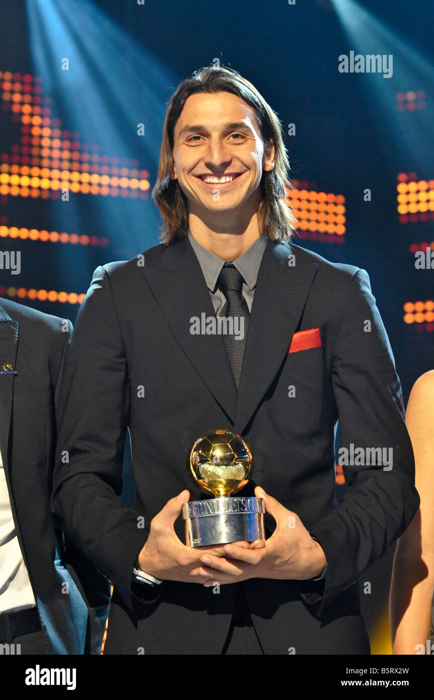Zlatan Ibrahimovic recibe el premio al Balón de Oro como jugador de fútbol  Swedens del año Fotografía de stock - Alamy