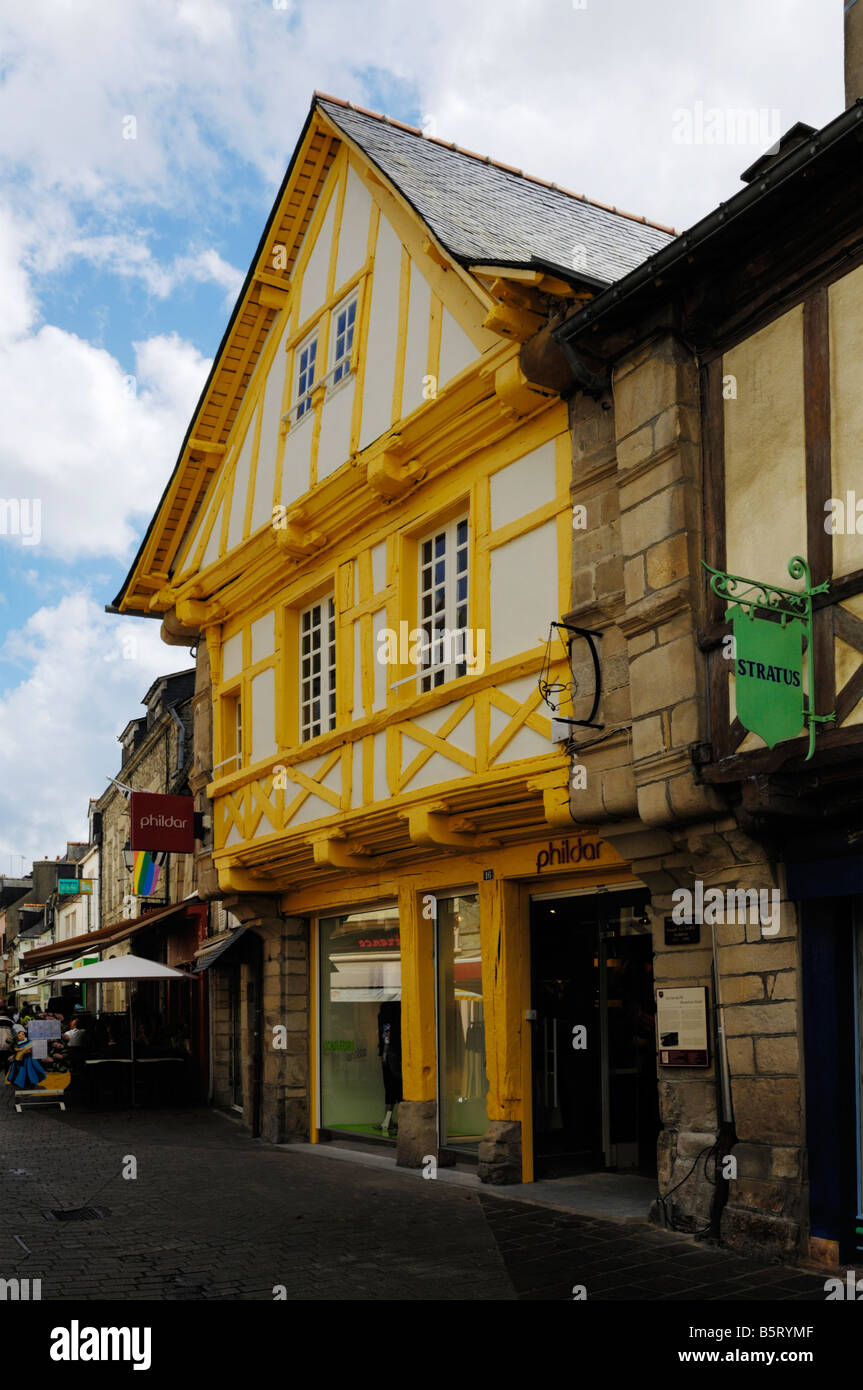 Rue du Fil, una calle estrecha alineada con entramado de madera de los edificios en Pontivy, Bretaña, Francia Foto de stock