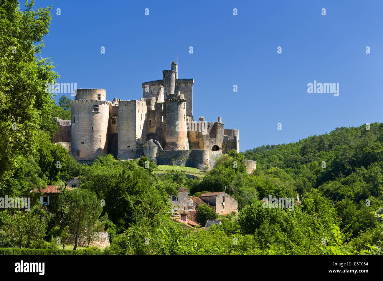Château de Bonaguil castillo en Lot et Garonne, en el suroeste de Francia, Europa Foto de stock
